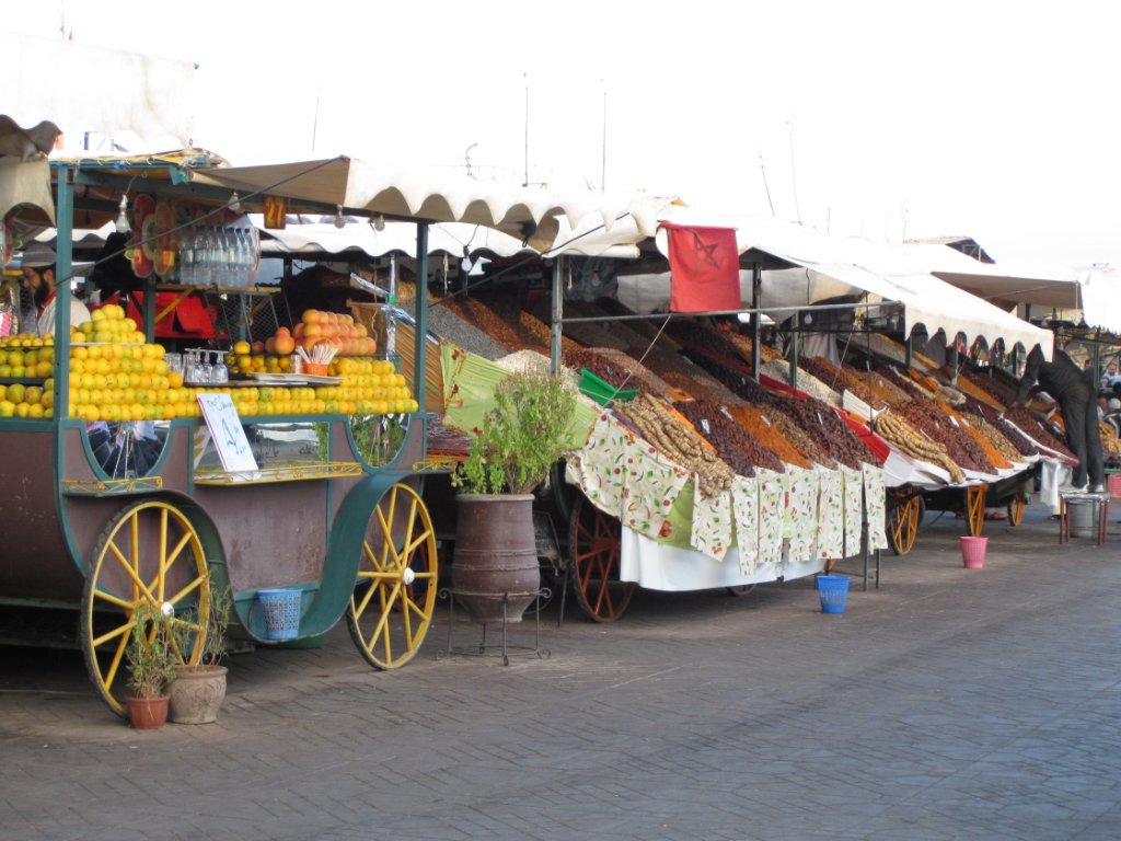 05-Fruit and sweets on the Place Jemaa el Fna.jpg - Fruit and sweets on the Place Jemaa el Fna